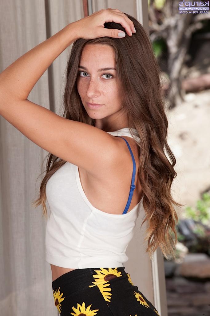 16P Das brünette Mädchen mit rasierter Muschi, Bridget, spreizt ihre Beine und ihre Möse