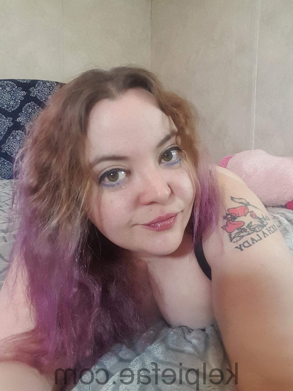15P Inked chubby amateur Kelpie Fae poses in black underwear on her bed