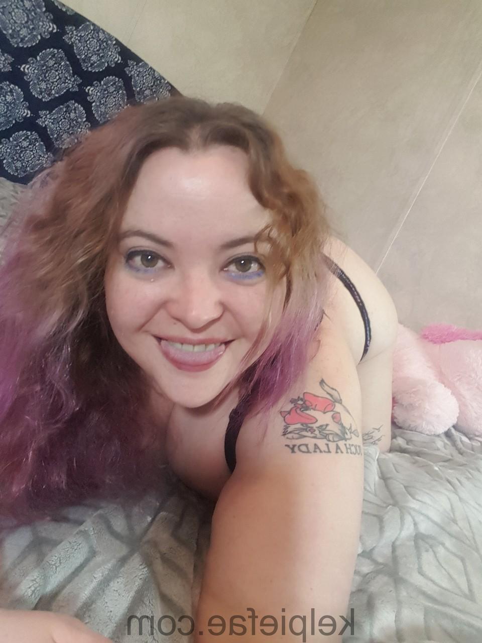 15P Inked chubby amateur Kelpie Fae poses in black underwear on her bed