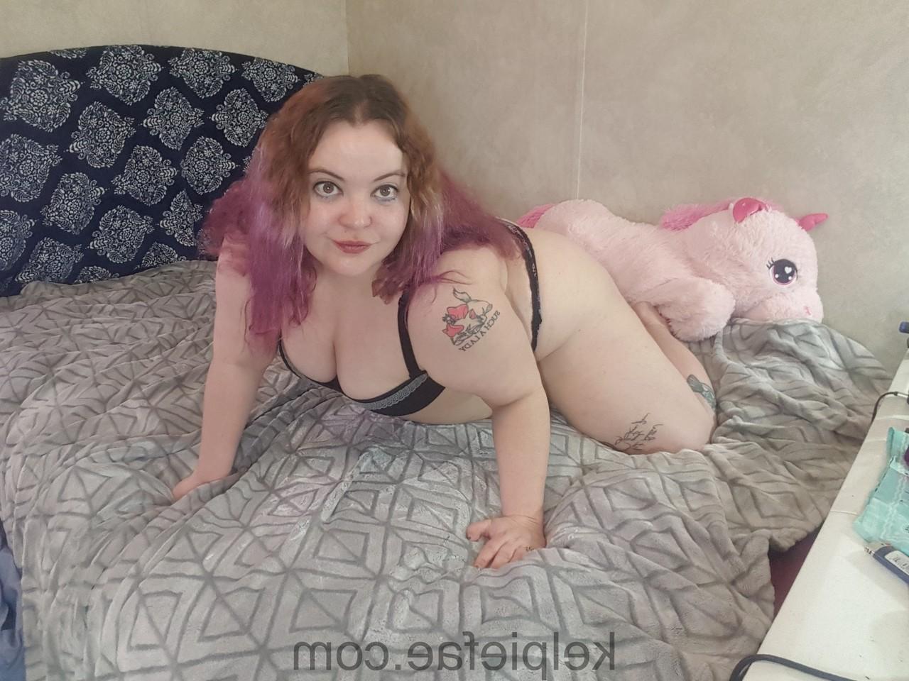 15P Inked chubby amateur Kelpie Fae poses in black underwear on her bed