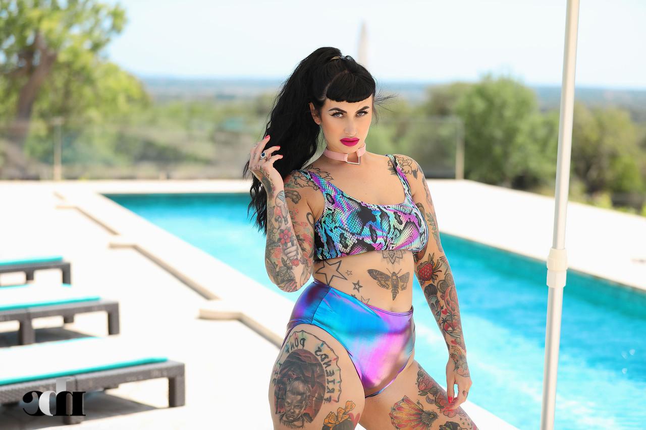20P Tattooed fatty Cherrie Pie stripping and posing naked by the pool