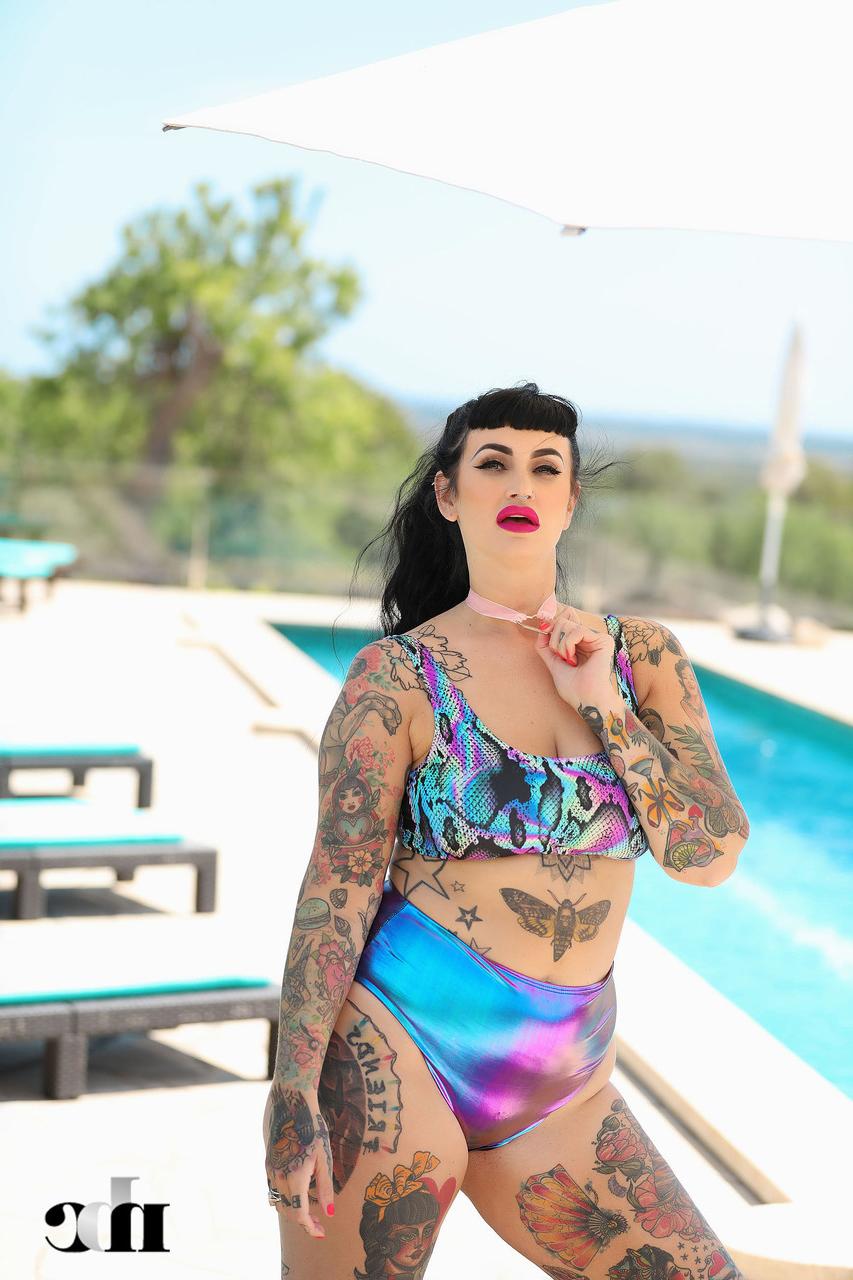 20P Tattooed fatty Cherrie Pie stripping and posing naked by the pool