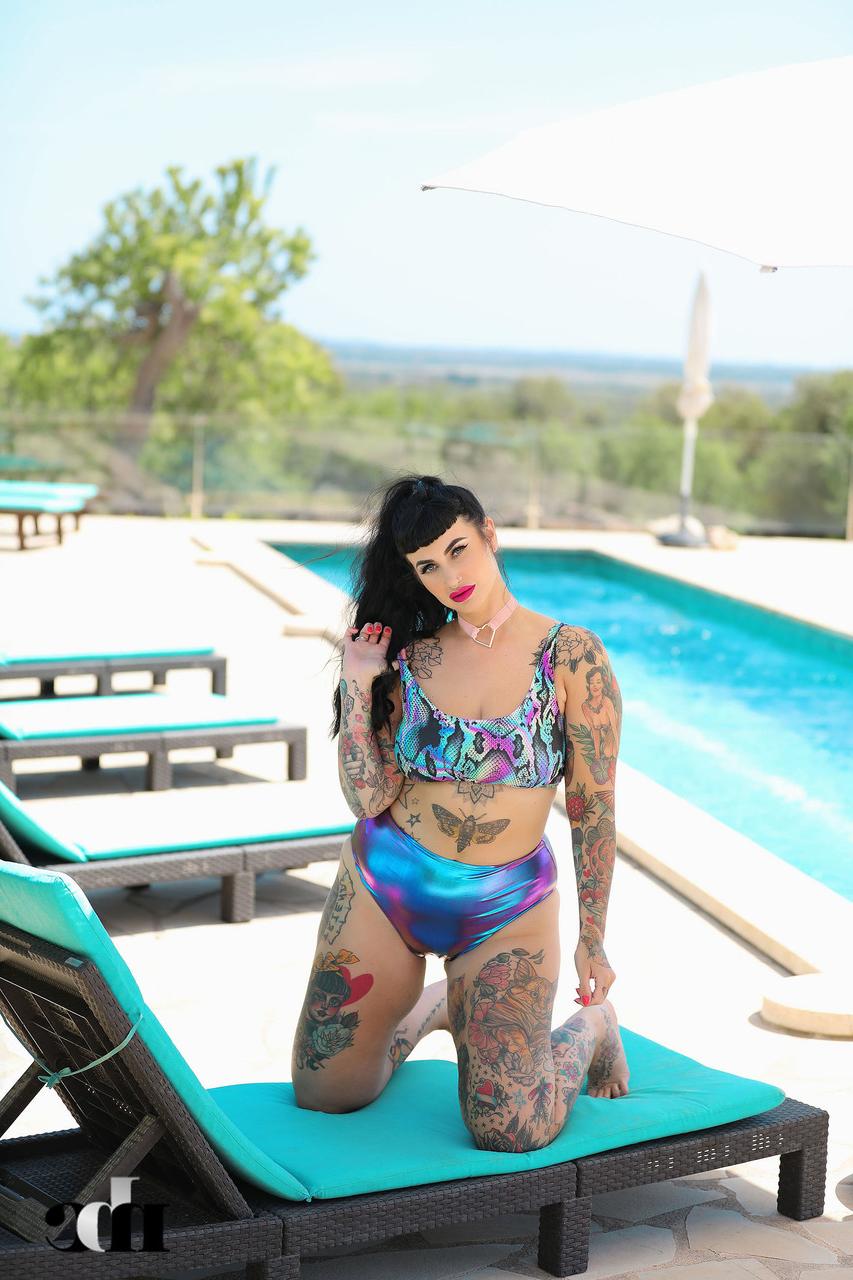 20P Tattooed fatty Cherrie Pie stripping and posing naked by the pool