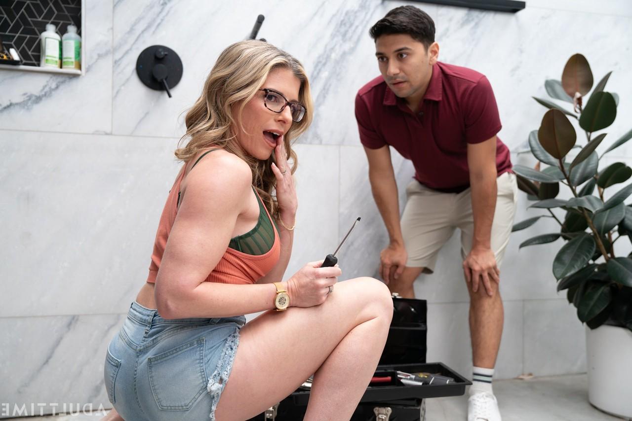 20P A mãe loira safada Cory Chase gosta de sexo selvagem e hardcore com o enteado