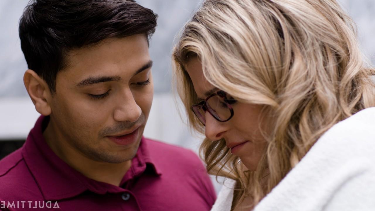 20P A mãe loira safada Cory Chase gosta de sexo selvagem e hardcore com o enteado