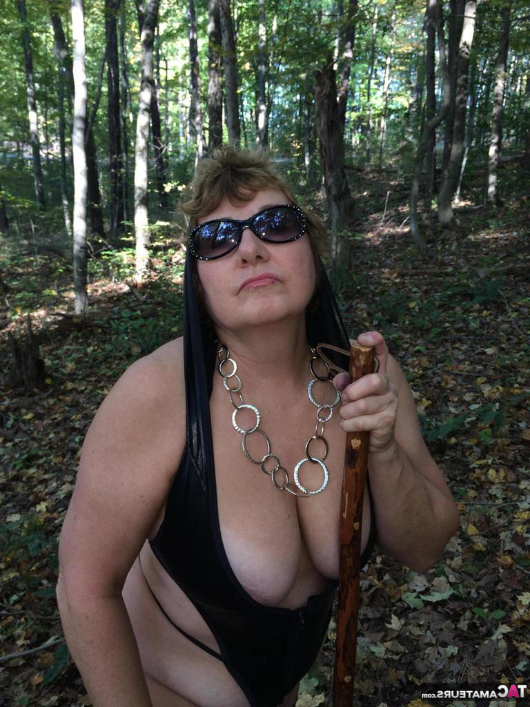 19P Busty Bliss amadora grossa expõe seus seios naturais enquanto caminha na floresta