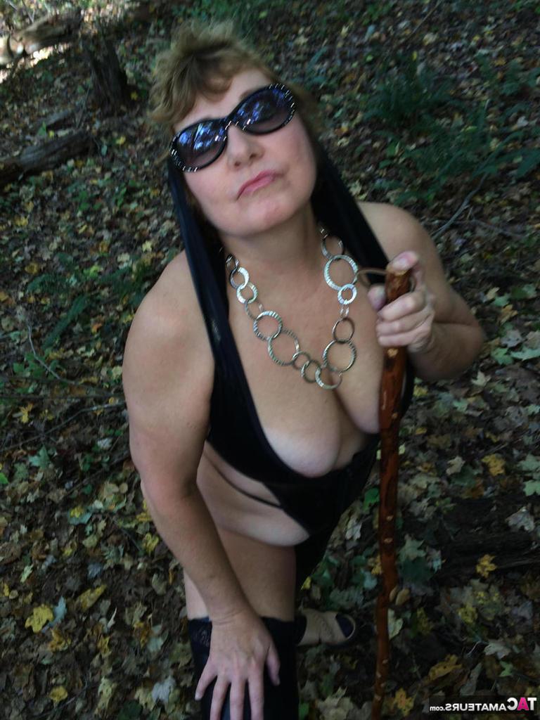 19P Busty Bliss amadora grossa expõe seus seios naturais enquanto caminha na floresta
