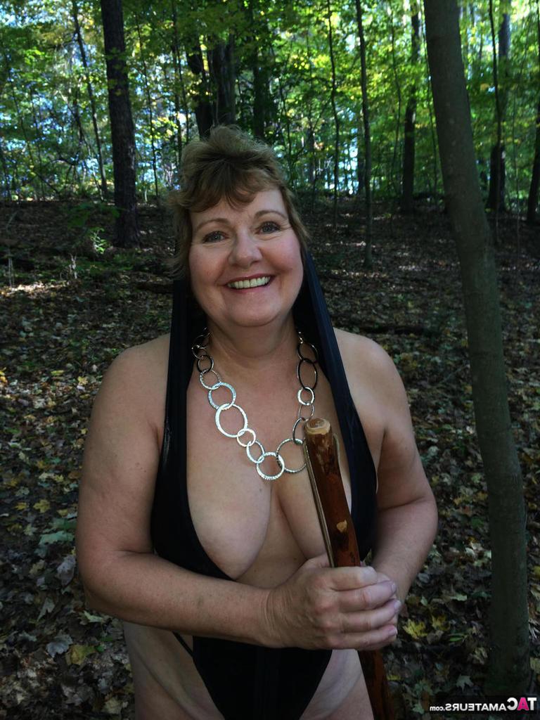 19P Busty Bliss amadora grossa expõe seus seios naturais enquanto caminha na floresta