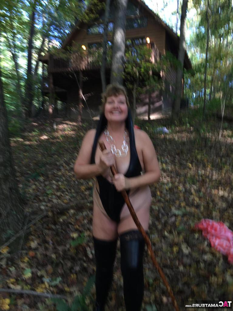 19P Busty Bliss amadora grossa expõe seus seios naturais enquanto caminha na floresta