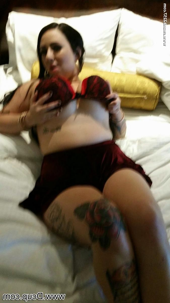 20P Die mollige Brünette Brianna Rose zeigt ihre großen Titten und spreizt ihre rasierte Muschi