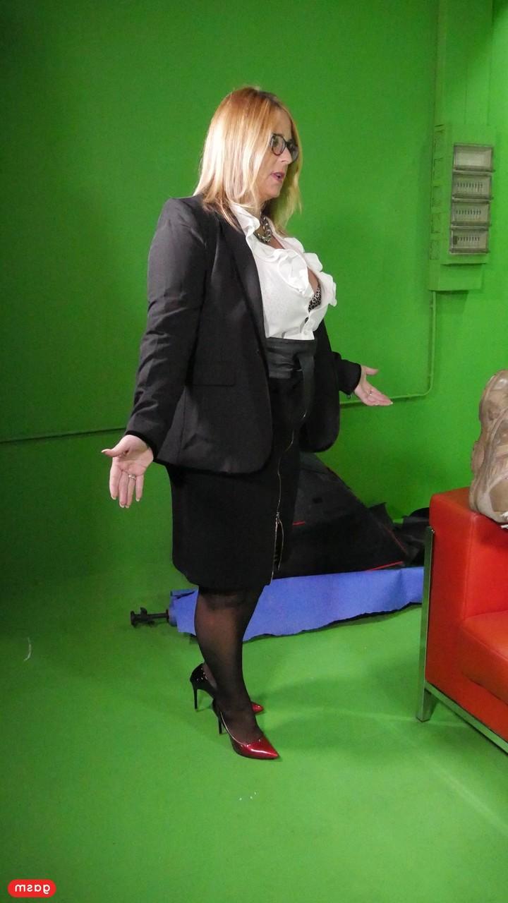 13P Cougar blonde ringard exhibe ses superbes juggs fermes et chevauche une bite sur un canapé