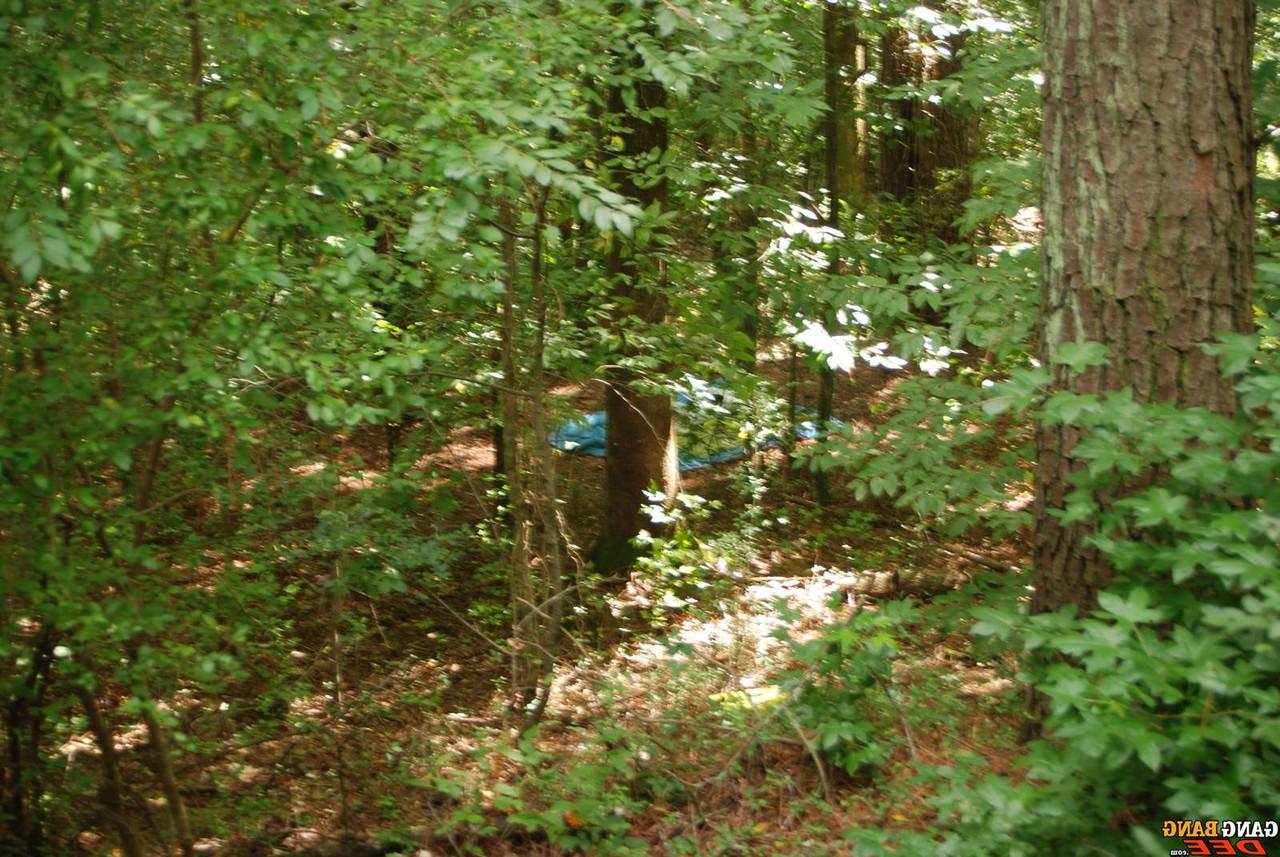 20P Betrügende Amateurfrauen werden bei einer Outdoor-Orgie gefickt und ins Gesicht gespritzt