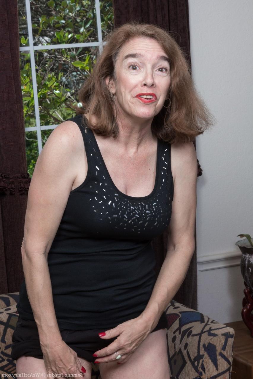 18P La grand-mère brune aux gros seins naturels Sammie Jenkins révèle son vagin poilu.