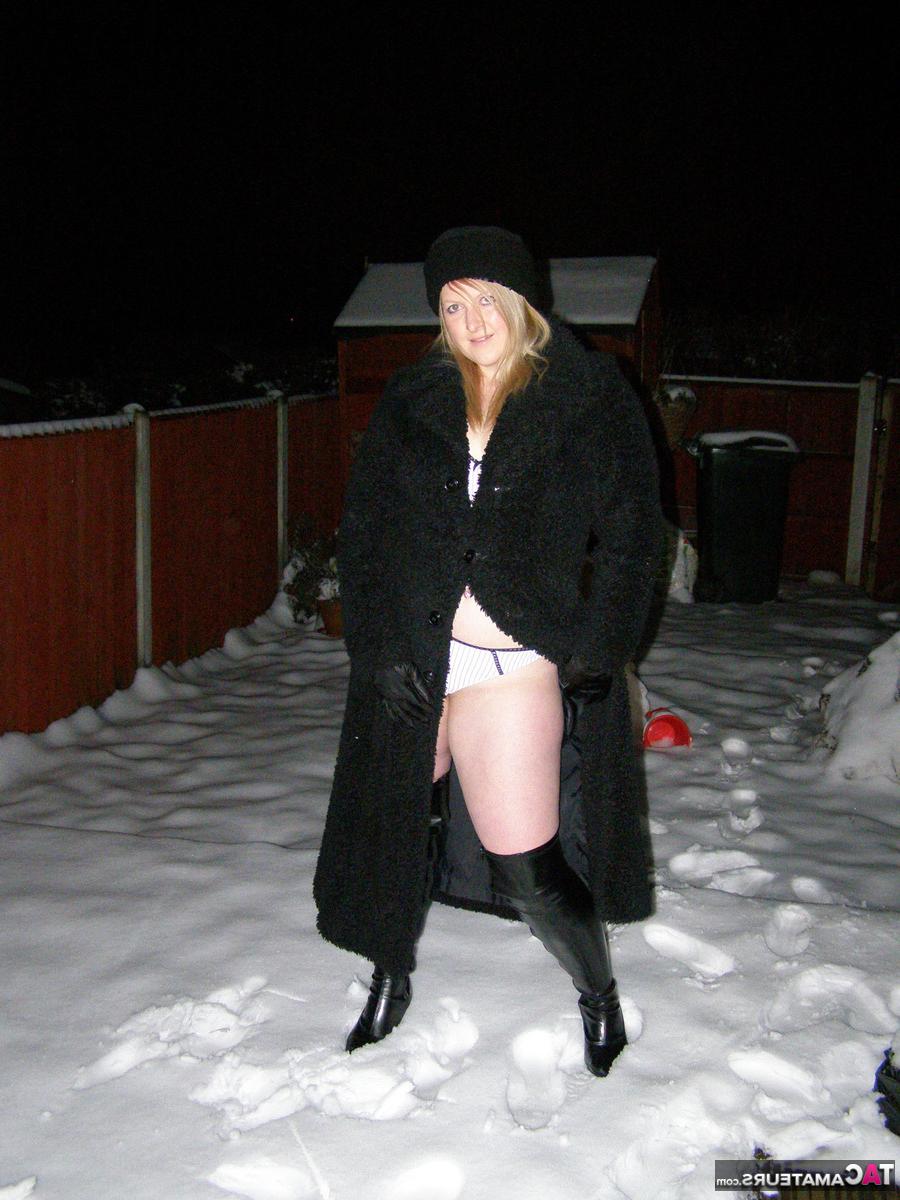 16P Das rundliche Mädel Samantha macht sich in Overknee-Stiefeln nackt auf schneebedecktem Boden bemerkbar