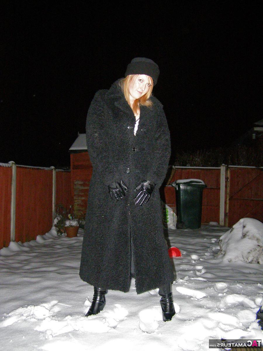 16P Das rundliche Mädel Samantha macht sich in Overknee-Stiefeln nackt auf schneebedecktem Boden bemerkbar