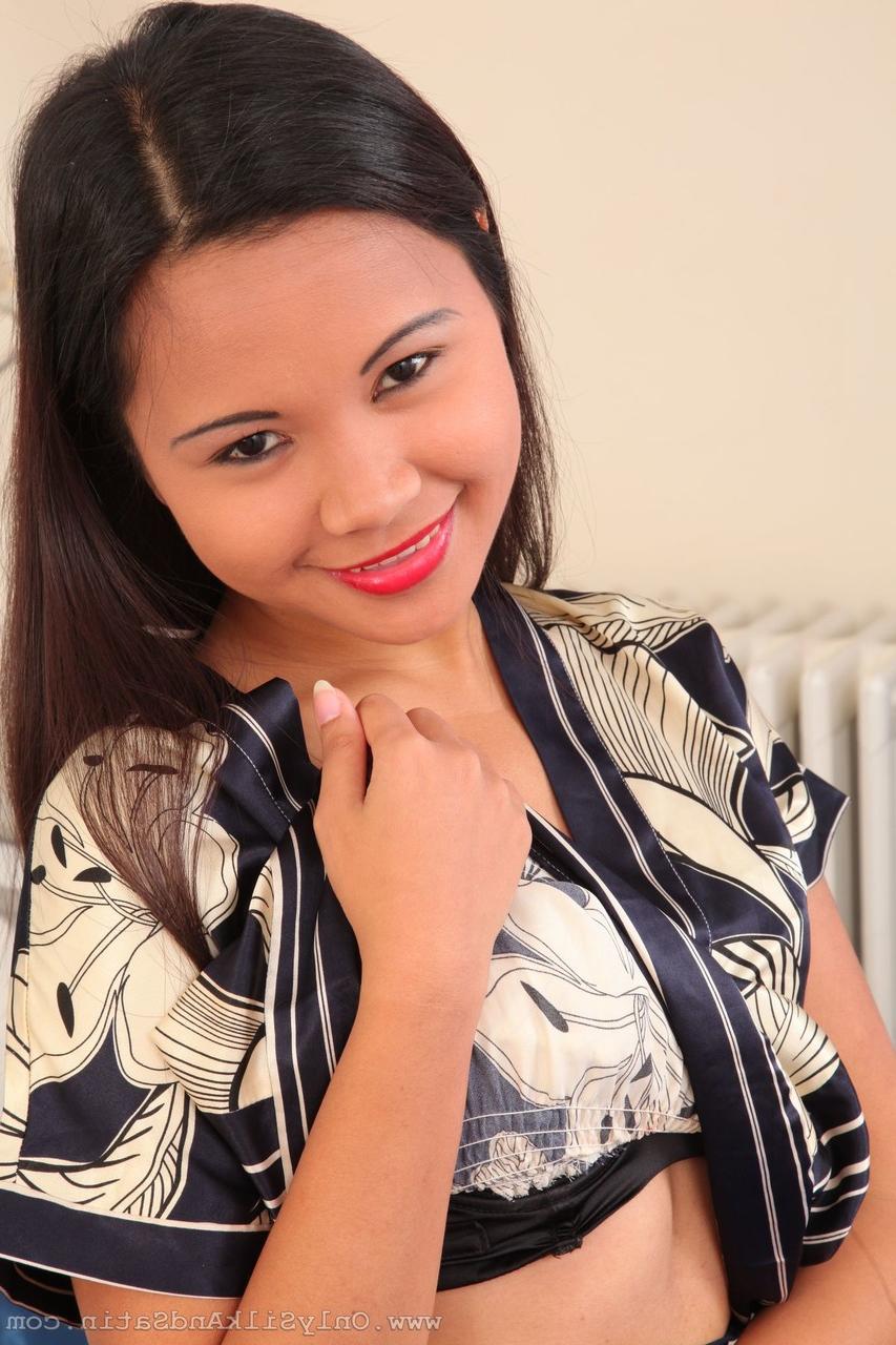 20P A pequena asiática Jasmin tira o vestido curto e posa nua na cama