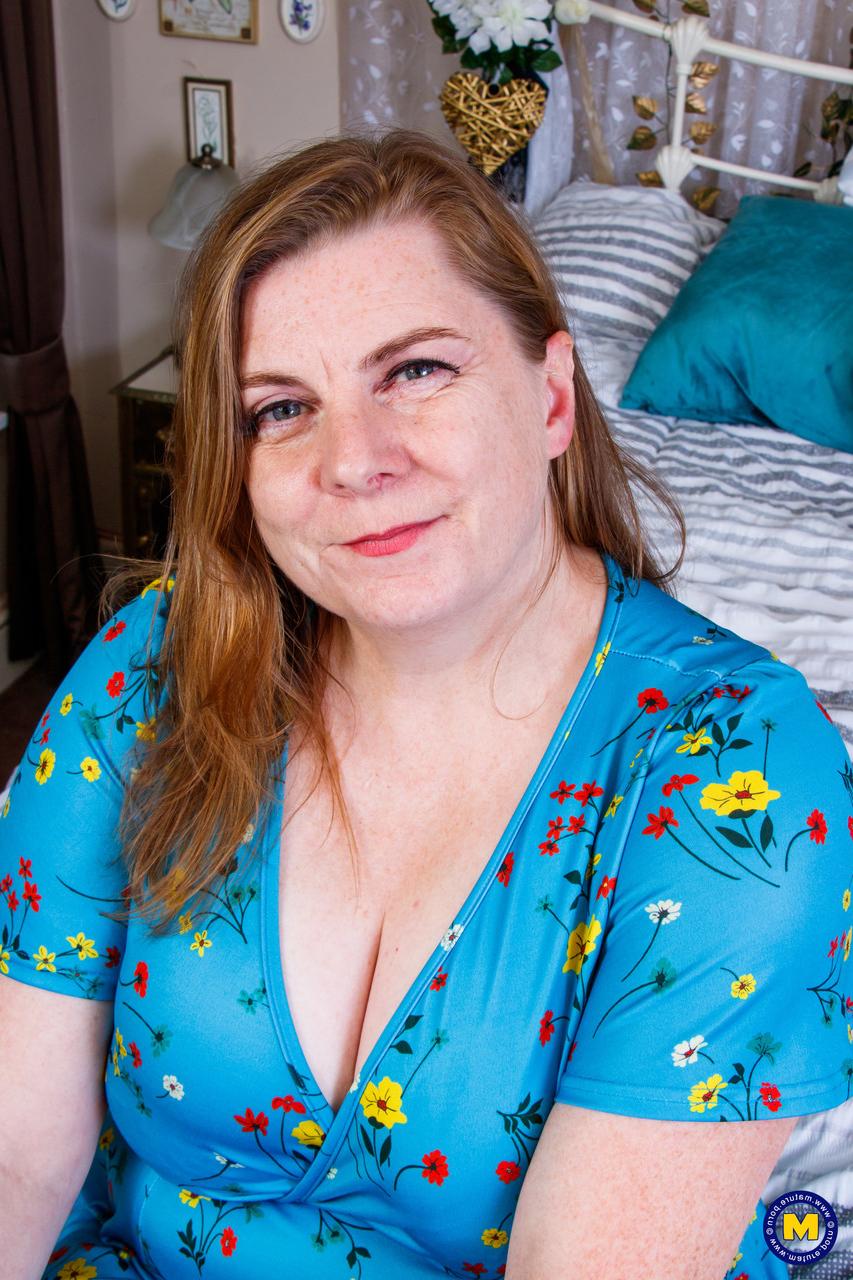 20P Die fette Amateur-Mutter Darcy Rosa zeigt in einem Solo ihre heißen roten Unterwäsche auf einem Bett