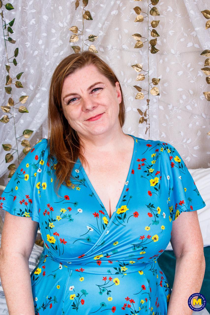 20P Die fette Amateur-Mutter Darcy Rosa zeigt in einem Solo ihre heißen roten Unterwäsche auf einem Bett