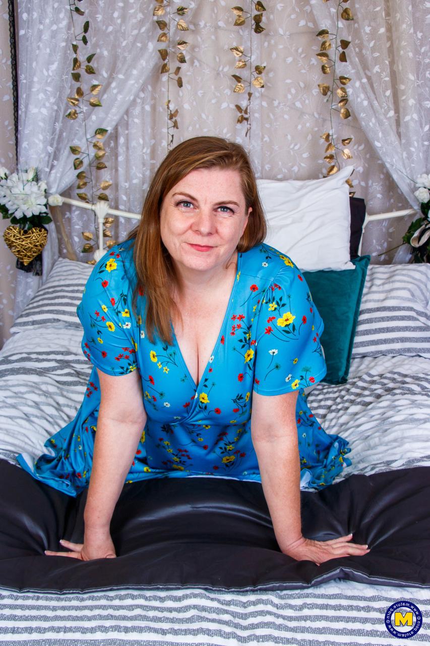 20P Die fette Amateur-Mutter Darcy Rosa zeigt in einem Solo ihre heißen roten Unterwäsche auf einem Bett
