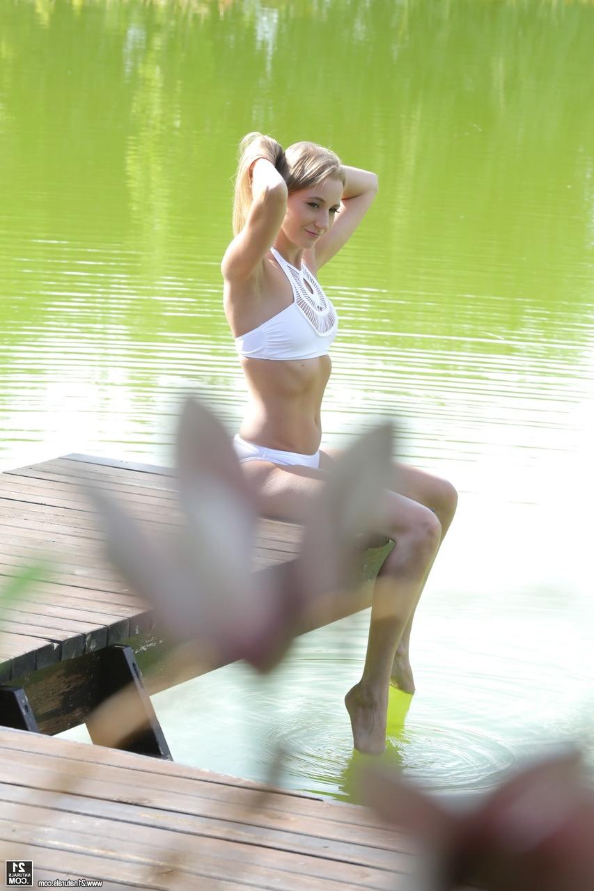 19P La blonde pâle Kiki Cyrus prend une grosse bite noire lors d'une séance de pipe et de baise en plein air.