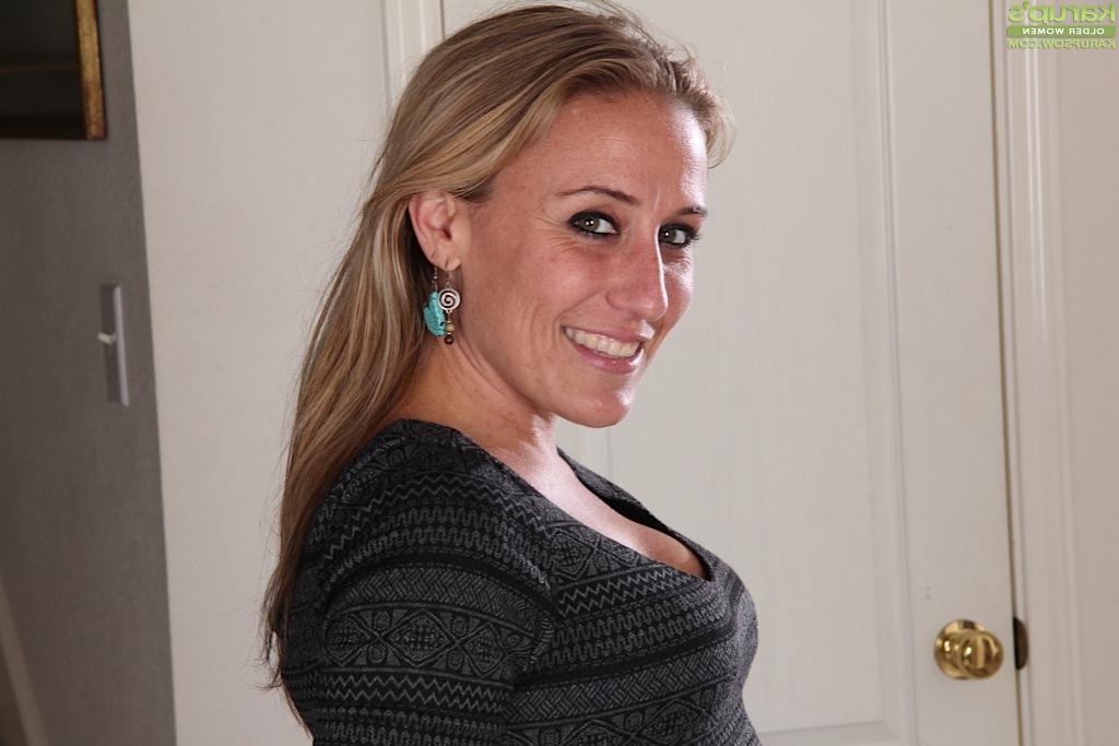 16P MILF arrogante en culotte sexy Sky se déshabille et devient coquine