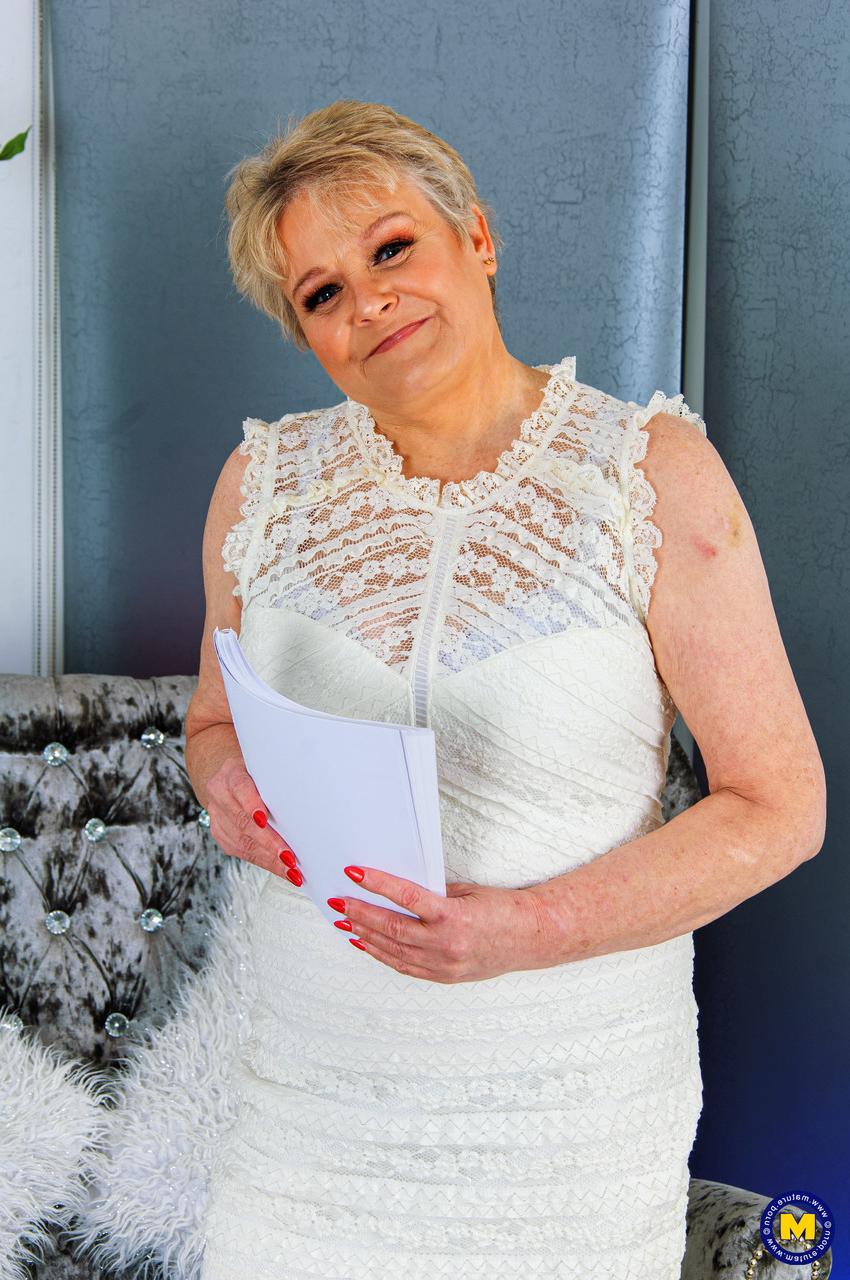 20P Amanda gorda e madura tira a roupa, expõe seus peitos grandes e brinca com seu castor