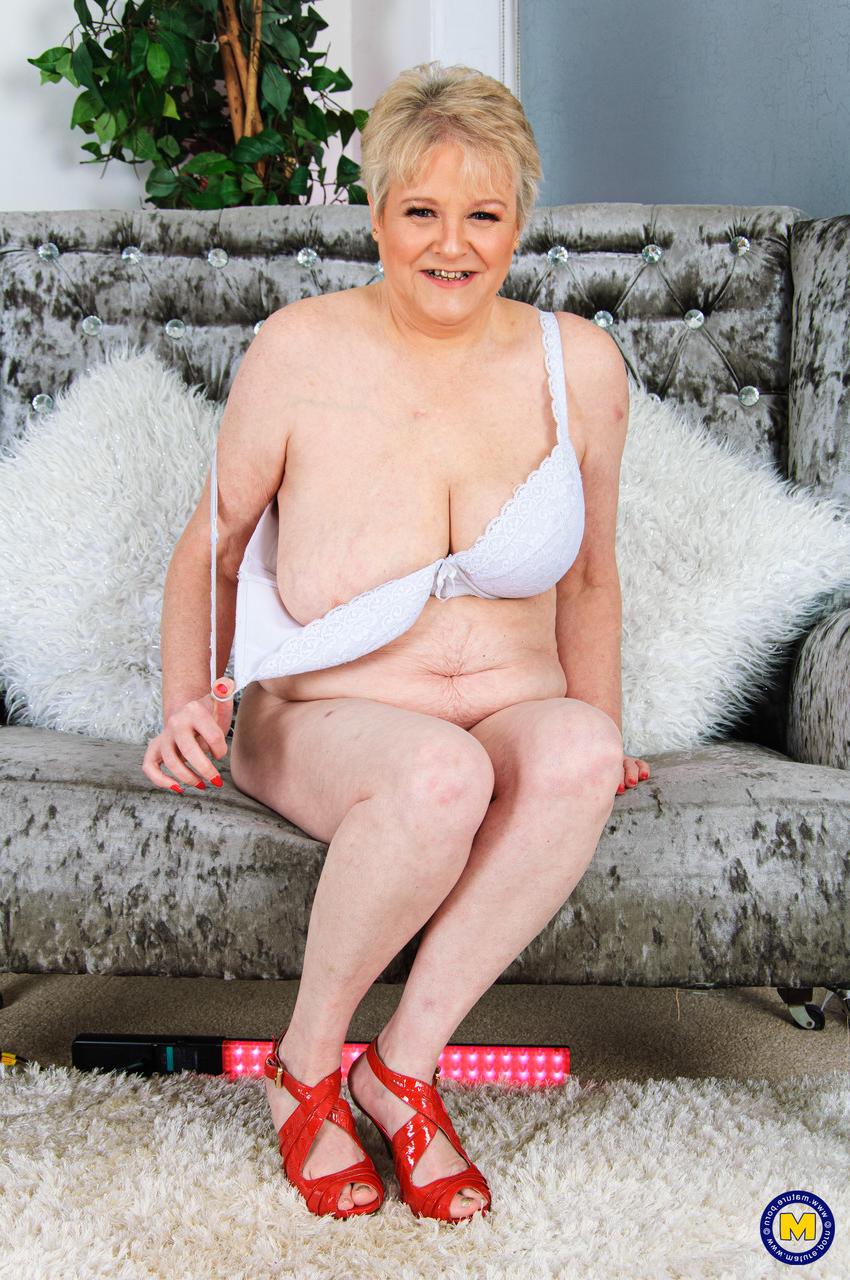 20P Amanda gorda e madura tira a roupa, expõe seus peitos grandes e brinca com seu castor