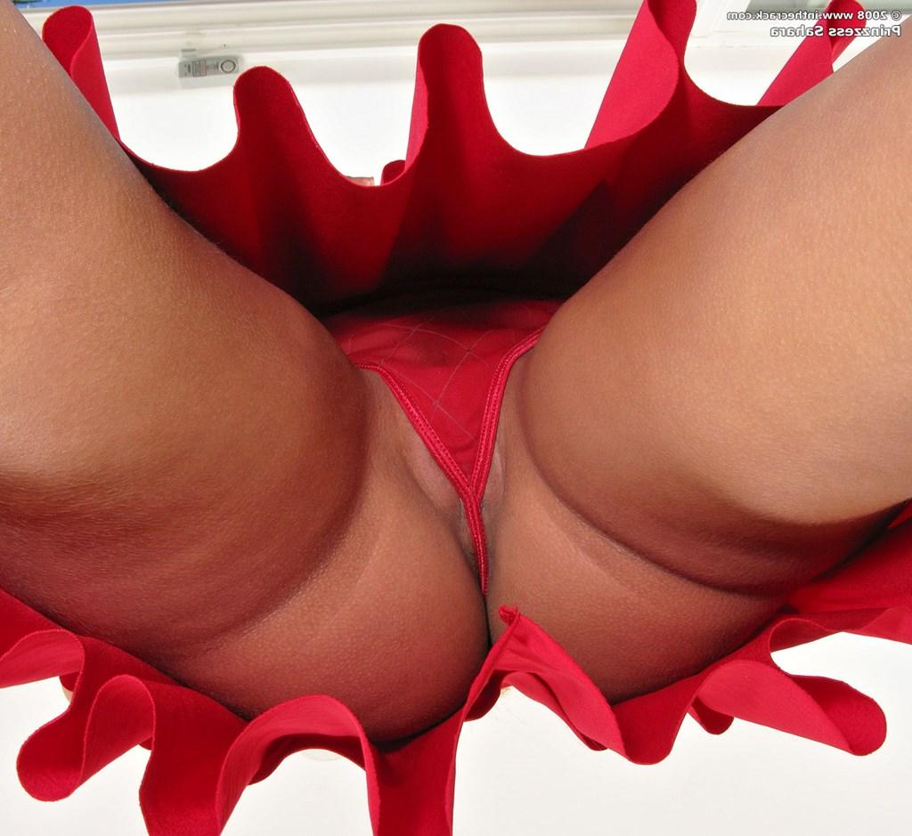 15P Caliente primer plano del coño de la rubia Prinzzess Sahara con vestido rojo jugando