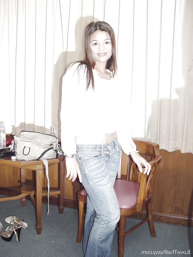 16P Asian brunette babe undressing and spreading her awesome pussy