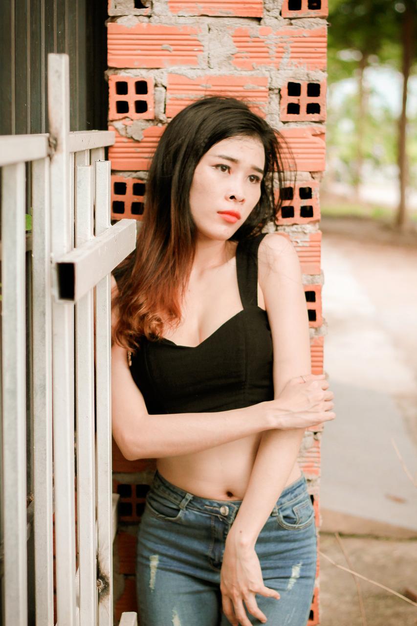 20P Linda garota asiática mostra seu corpo pequeno usando uma roupa sexy ao ar livre