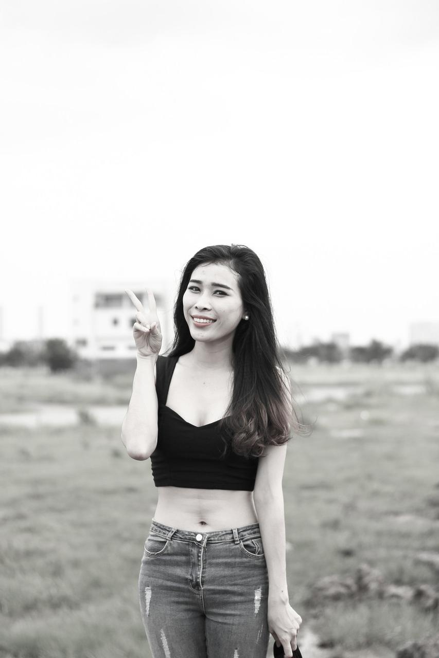 20P Linda garota asiática mostra seu corpo pequeno usando uma roupa sexy ao ar livre
