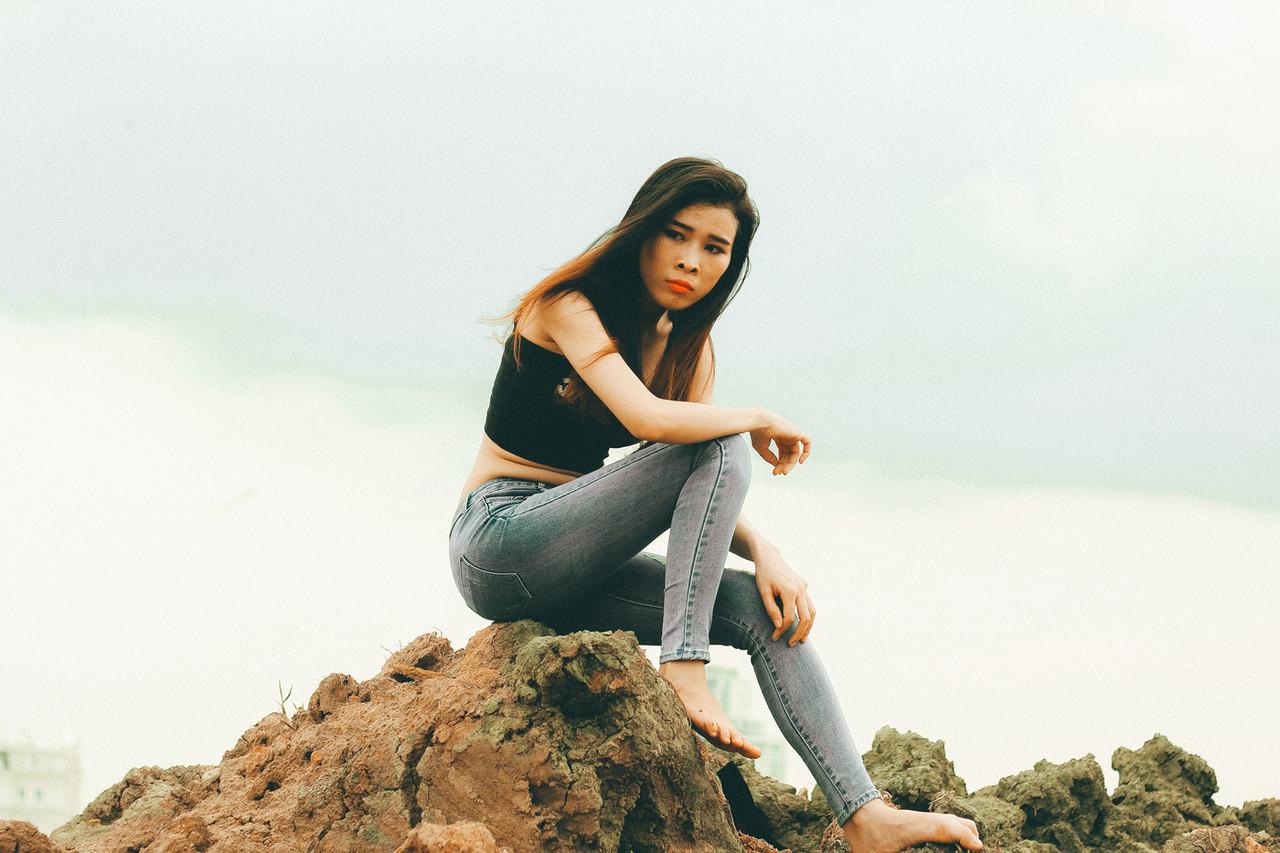 20P Linda garota asiática mostra seu corpo pequeno usando uma roupa sexy ao ar livre