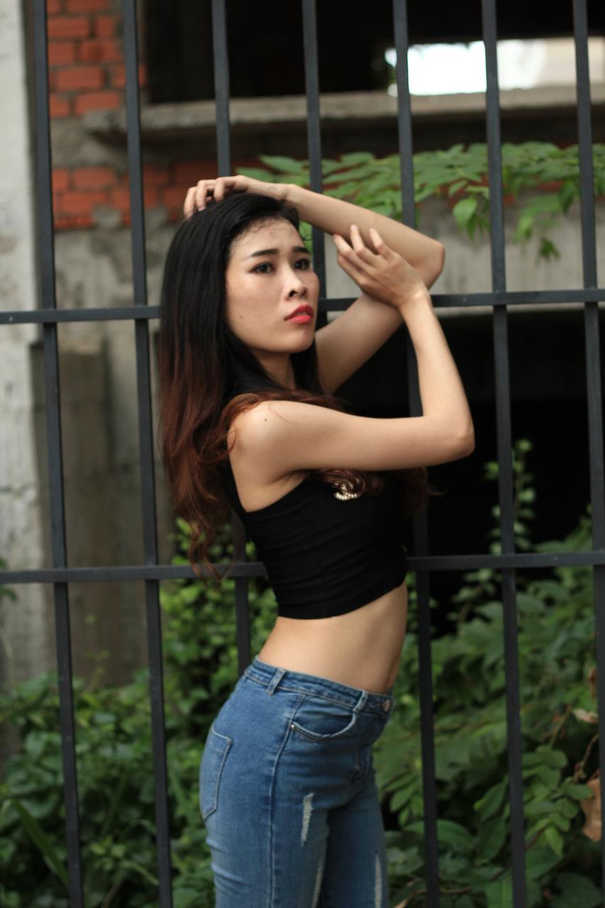20P Linda garota asiática mostra seu corpo pequeno usando uma roupa sexy ao ar livre
