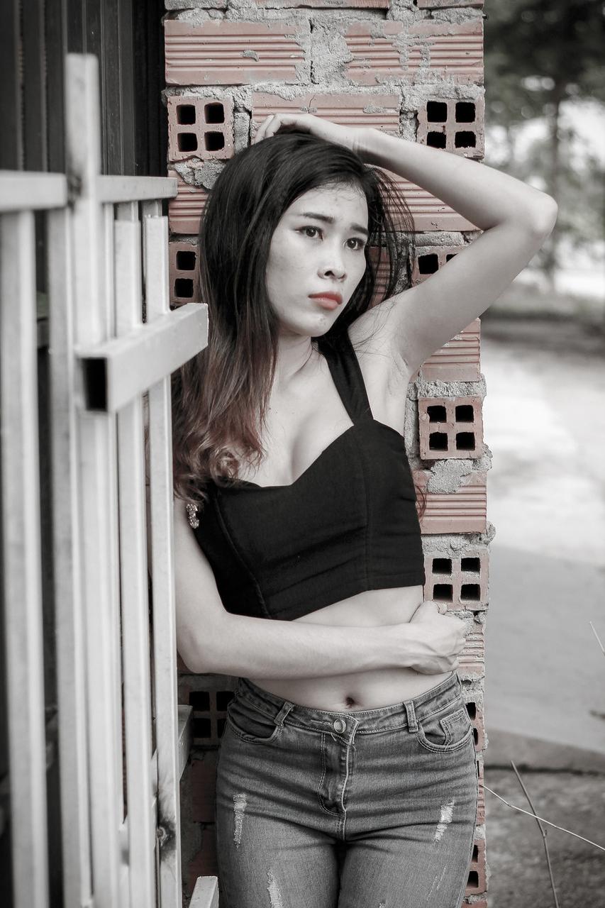 20P Linda garota asiática mostra seu corpo pequeno usando uma roupa sexy ao ar livre