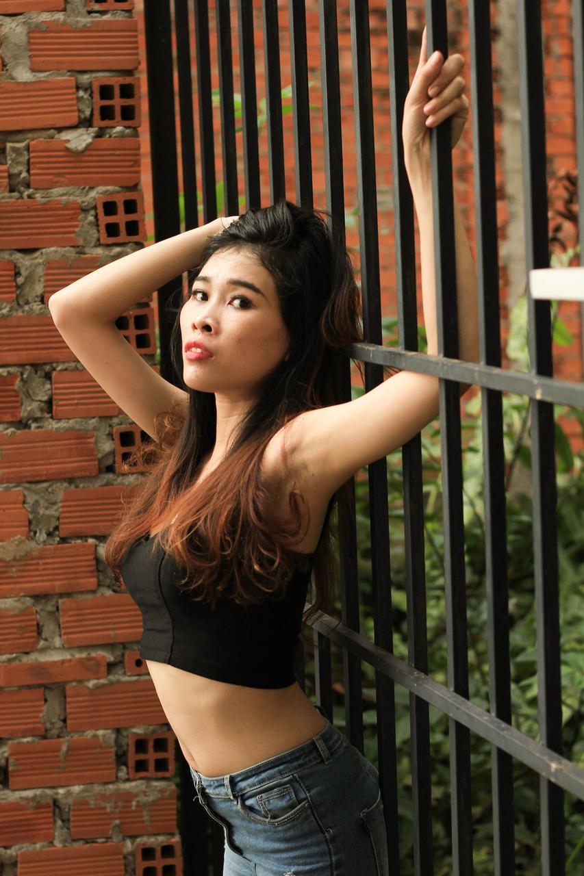 20P Linda garota asiática mostra seu corpo pequeno usando uma roupa sexy ao ar livre