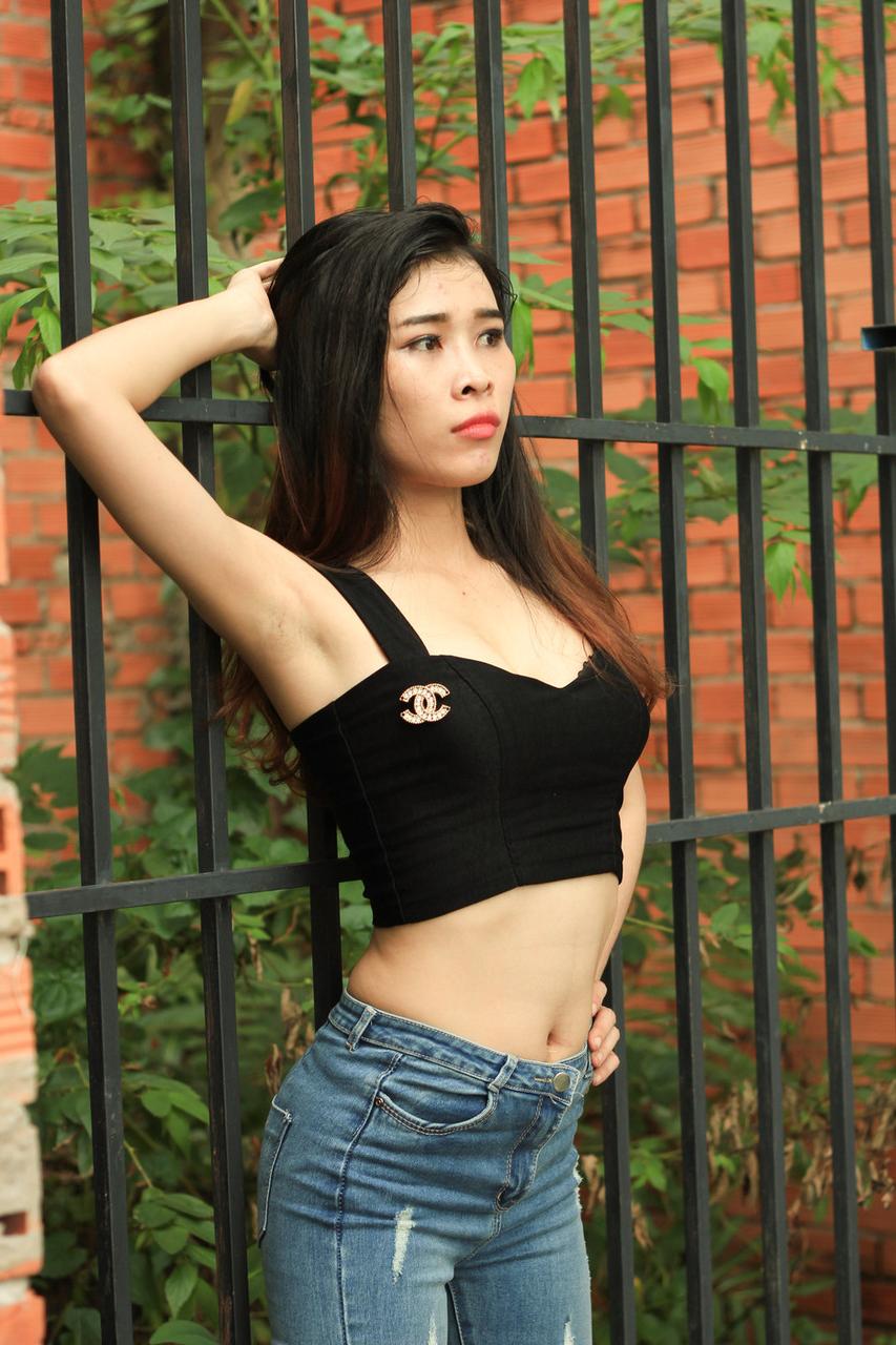 20P Linda garota asiática mostra seu corpo pequeno usando uma roupa sexy ao ar livre