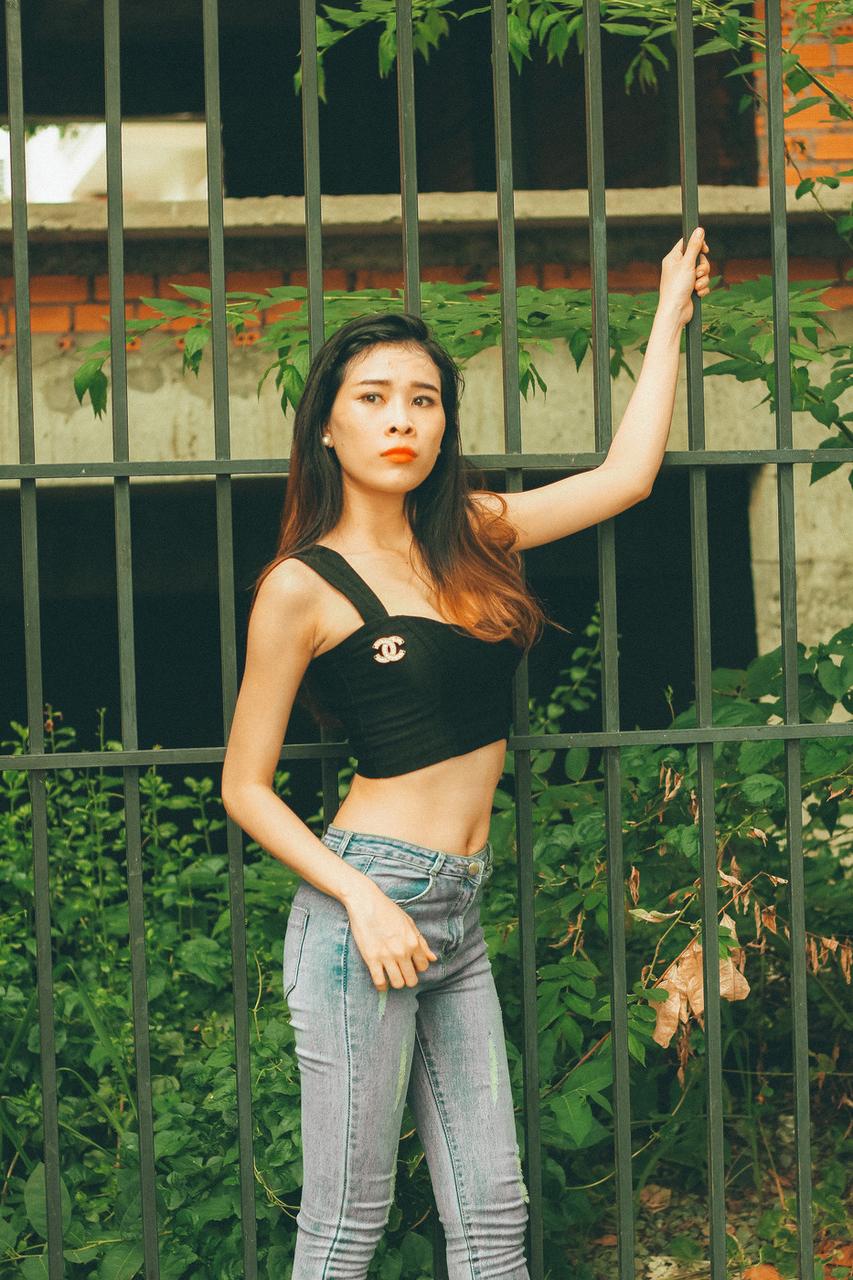20P Linda garota asiática mostra seu corpo pequeno usando uma roupa sexy ao ar livre