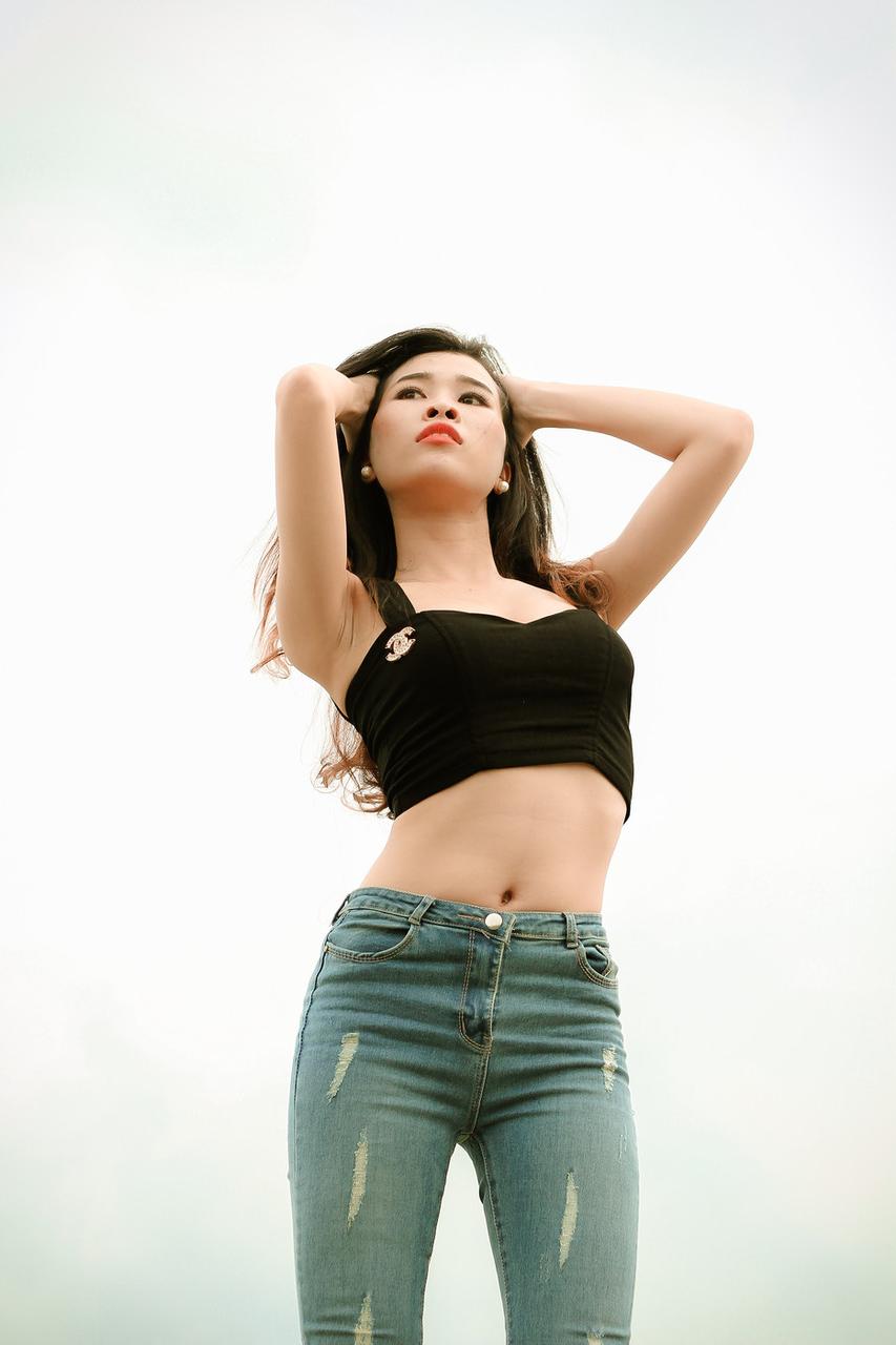 20P Linda garota asiática mostra seu corpo pequeno usando uma roupa sexy ao ar livre