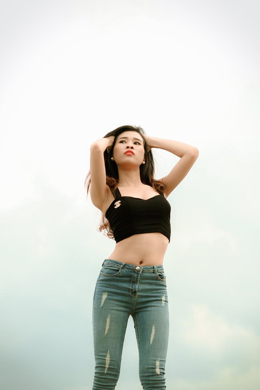 20P Linda garota asiática mostra seu corpo pequeno usando uma roupa sexy ao ar livre