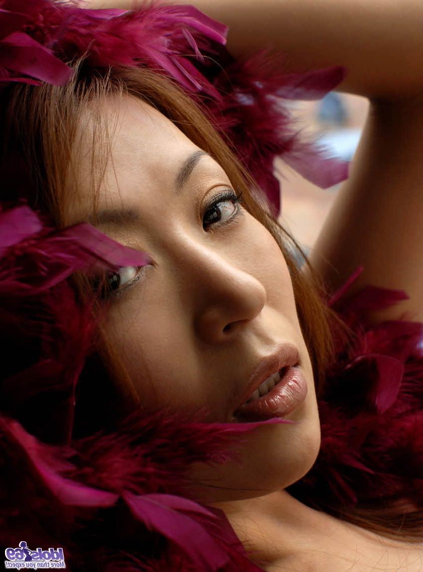 16P La belleza japonesa June descubre tentadoras poses desnudas y semidesnudas