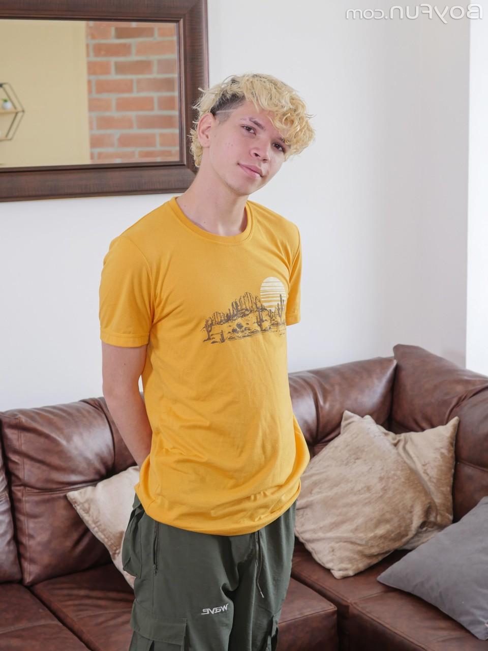 18P O lindo loiro Melo Prince tira a calcinha rosa e tira seu pau gordo