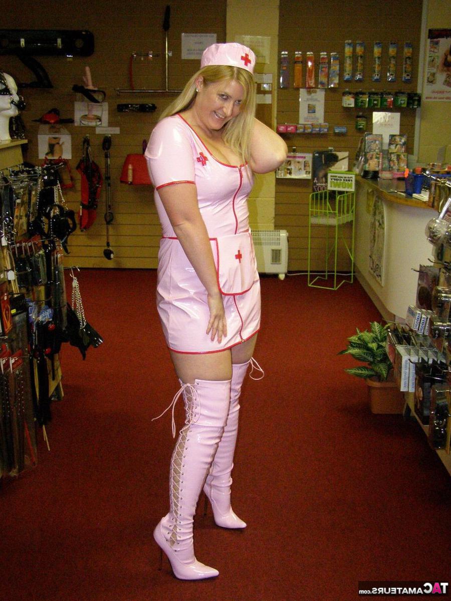 16P La rubia amateur Samantha trabaja sin un traje de enfermera de látex en un sex shoppe