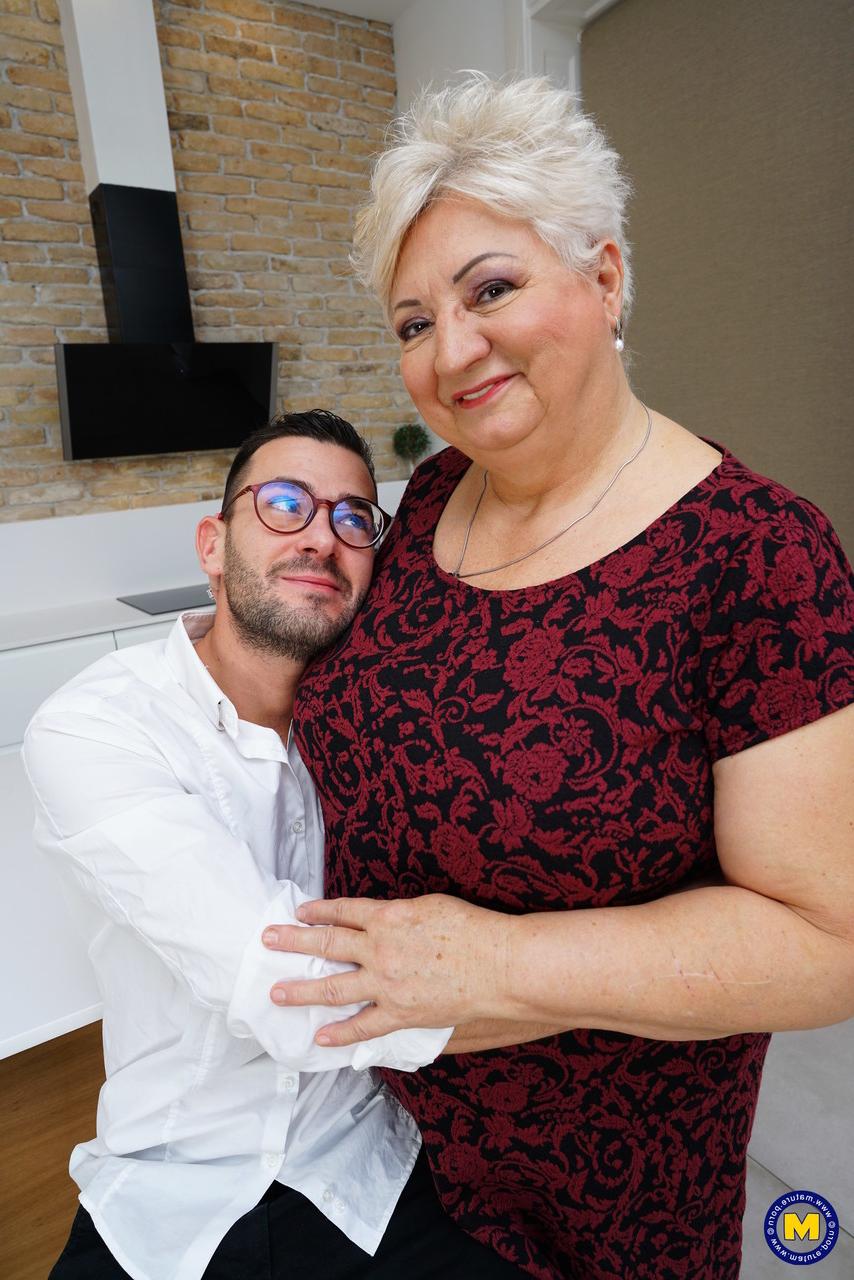 20P Die mollige reife Blondine Babet verführt ihren jungen Liebhaber mit Brille auf der Couch