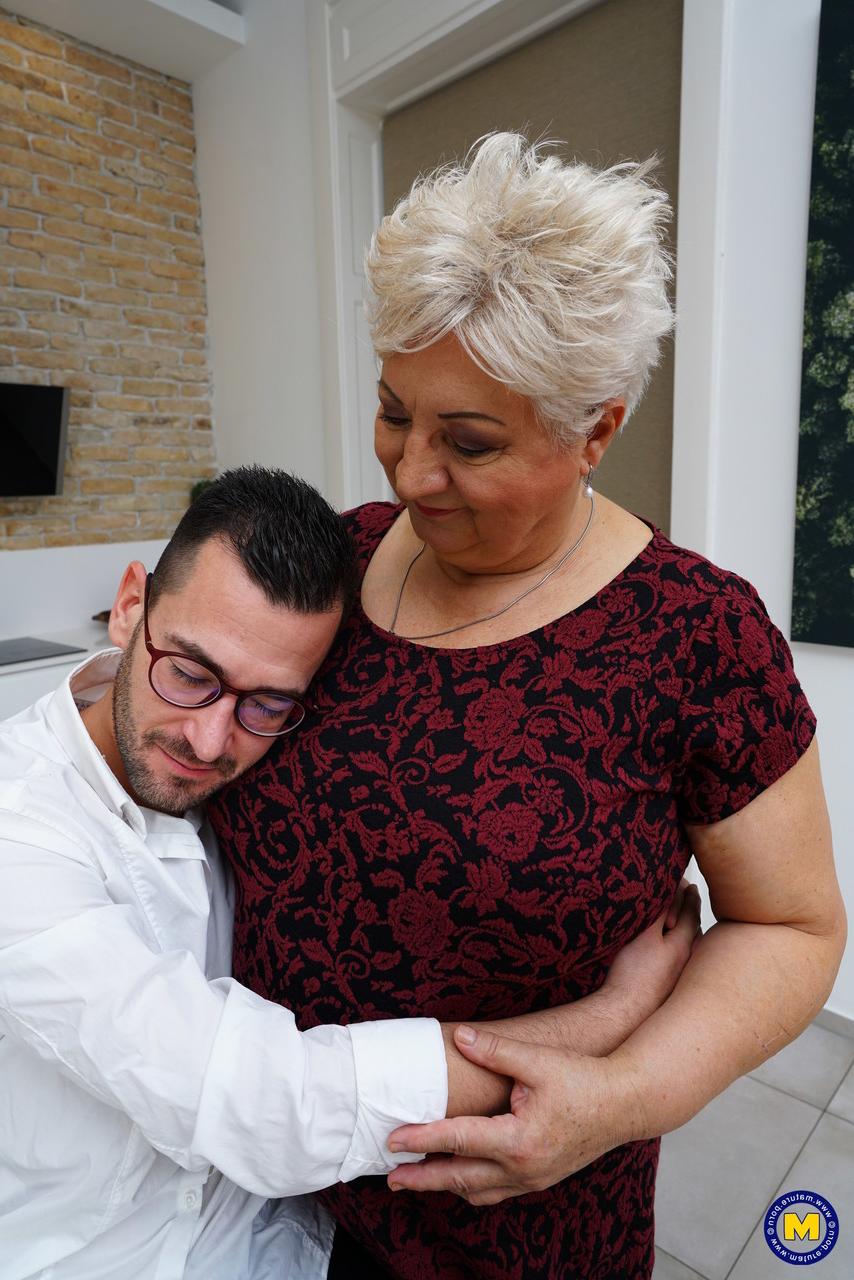 20P Die mollige reife Blondine Babet verführt ihren jungen Liebhaber mit Brille auf der Couch