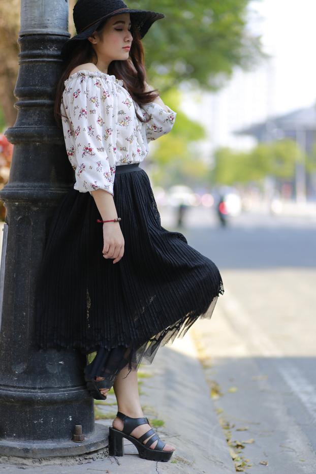20P Pretty Asian babe posing in her gorgeous blouse, skirt and heels outdoors