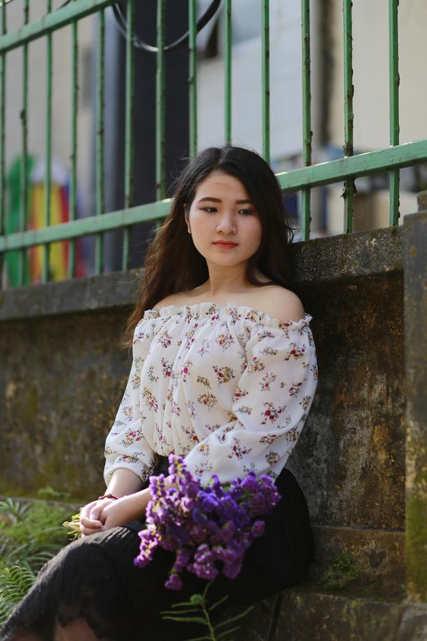 20P Pretty Asian babe posing in her gorgeous blouse, skirt and heels outdoors