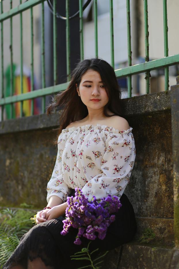 20P Pretty Asian babe posing in her gorgeous blouse, skirt and heels outdoors