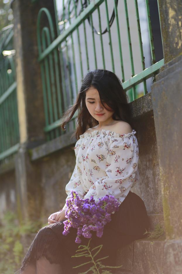 20P Pretty Asian babe posing in her gorgeous blouse, skirt and heels outdoors