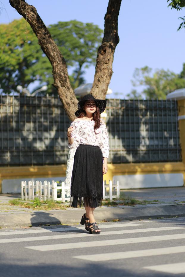 20P Pretty Asian babe posing in her gorgeous blouse, skirt and heels outdoors