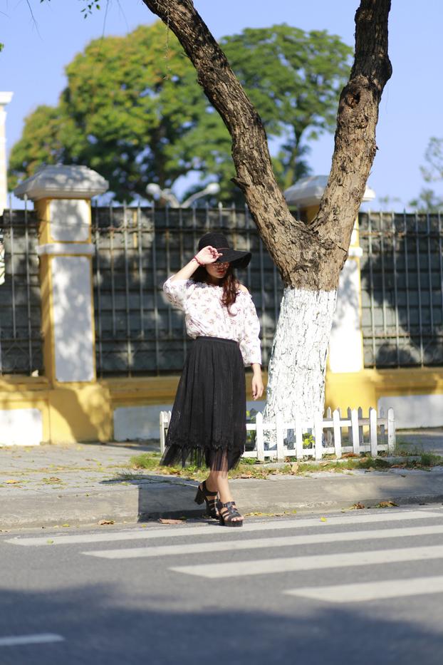20P Pretty Asian babe posing in her gorgeous blouse, skirt and heels outdoors